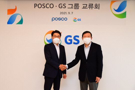 최정우(왼쪽) 포스코그룹 회장과 허태수 GS그룹 회장이 7일 서울 강남구 GS타워에서 열린 'GS-포스코 그룹 교류회'에 참석한 후 기념사진을 촬영하고 있다. <GS그룹 제공>